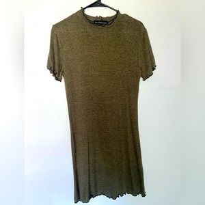 Green loose fitting women’s dress. Size large but fits like a medium.